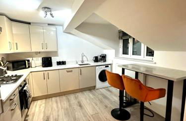 Modern 2 Bedroom First Floor Apartment, Free Parking, Woking - Foto 12