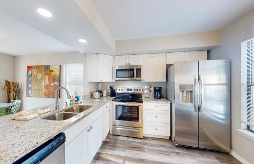 Cozy Spacious Home with Private Backyard and Patio, near shopping - Foto 10