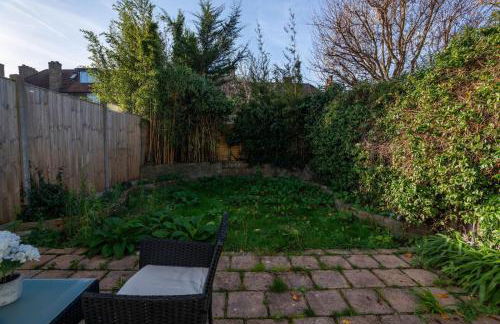 Cosy 3BR House by D3 Short Stay, Sleeps 8, Free on-site Parking & Garden - Foto 34