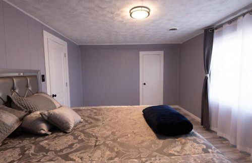 Cozy Roomy family sized apartment on major bus route close to all - Foto 54