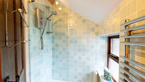 HIGH TREES BYRE - Two bed Cottage with Log Burner & Incredible Views - Foto 5, towels, Shower