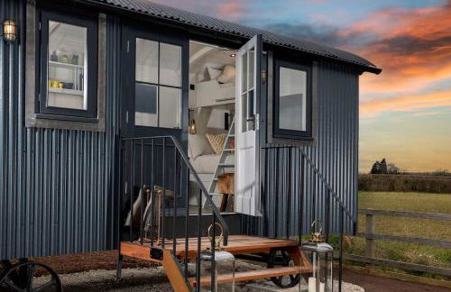 Luxury Shepherd hut with hot tub - Photo 7