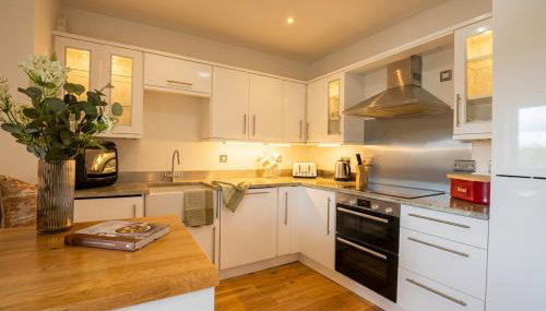 Bamburgh - Sleeps 8 - 3 Bedrooms 2 Bathrooms - Secure Garden - Dogs Stay For Free - Stunning Beach Walks and Views - Log Fire - Outdoor Seating and Eating - Off Street Parking - Quiet Rural Location - Fast Wifi - Foto 5, stove, dishwasher, pet friendly, toaster
