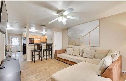 Modern 2BR Stay with Large Parking Pet Friendly - Foto 27