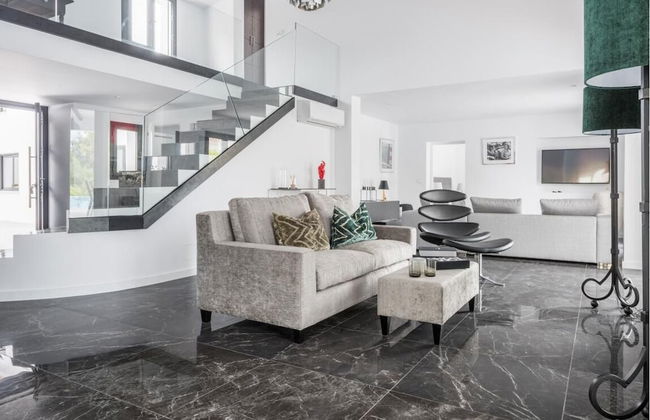 Magnificent And Modern Decorated Villa - Photo 17