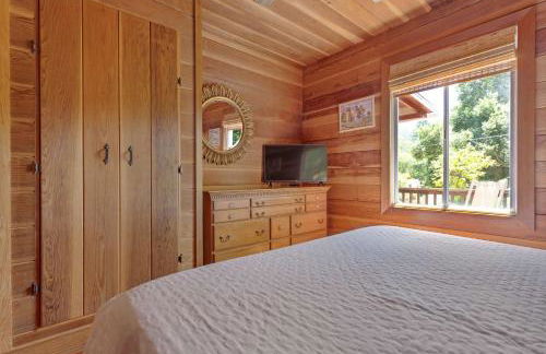 Cozy Riverfront Cabin Just Steps to the Russian River with Beach Access & Wood Stove - Foto 16