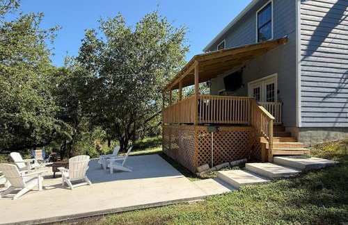 Blue Casa Rio | Riverfront Oasis with Private Beach, Deck & Fire Pit - Foto 5