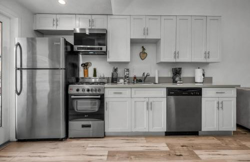 Modern 1 Bedroom Loft in Hollywood with Full Kitchen and Central AC Free Gated Parking - Photo 10