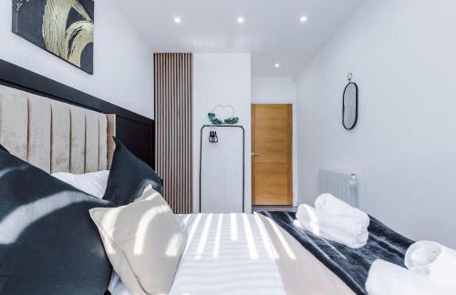 Heart of Didsbury Luxury 2 Bed Apartment by HASS HAUS - Photo 2