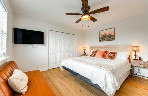 Modern Fischer House with Deck, Fire Pit and Hot Tub! - Foto 19