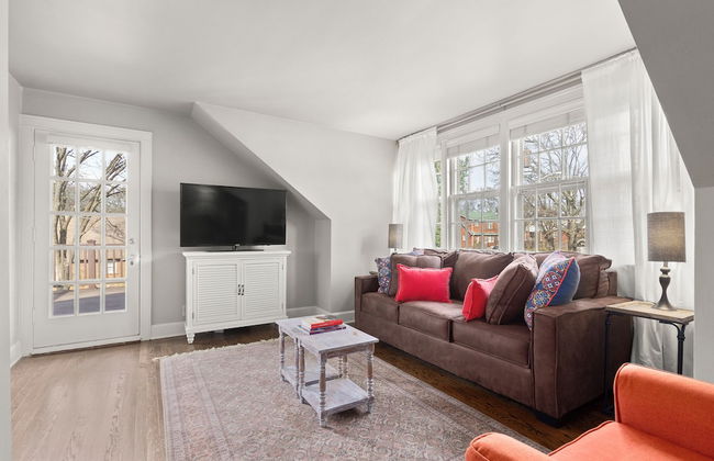 Cottage Charm - Photo 12