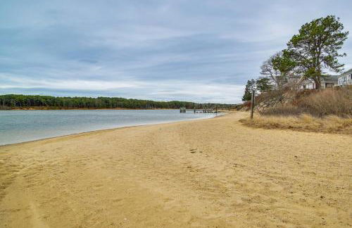 Backyard Chilling Cape Cod Home Steps to Beach - Foto 27