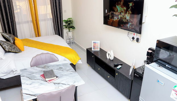 Lux studio apartment near JKIA and SGR - Foto 5, Servicio de comidas en la habitación