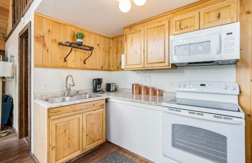 Quaint Loft Cabin w Hot Tub, FirePit, Deck & Grill - Foto 14