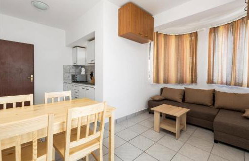 3 Bedroom Cozy Apartment In Prizna - Photo 7