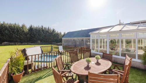 JOIVY Greenknowes Farmhouse with Hot Tub and Bar - Foto 2, Garden, Garden view