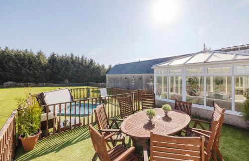 JOIVY Greenknowes Farmhouse with Hot Tub and Bar - Photo 2