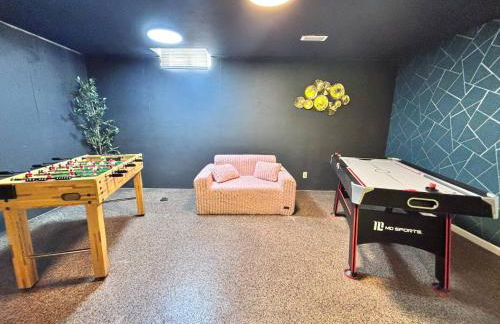 Kings, 75" TV & Backyard Fun - NearWesley - Foto 4