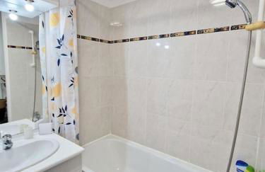 Votre cocon avec baignoire et Wifi à 15 min à pied du centre d'Amiens - Foto 5