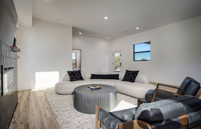 Luxe Modern Escape w Pool Hot Tub Firepit Desert View Lassen by Avantstay - Photo 7