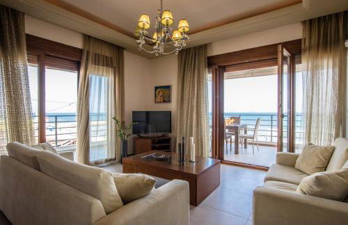 White Crystal Beachfront Apartment - Photo 2