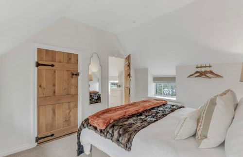 Hiron's Piece and Honeysuckle Cottage - with Hot Tub - Photo 36