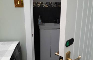 Cosy and Private with 55"TV and Dedicated Toilet Shower Space - Foto 35