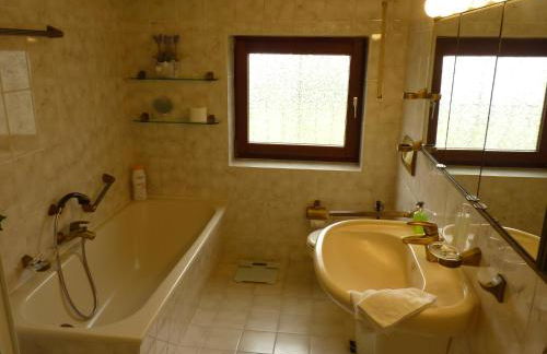 Haus mit Seeblick - Terrassen - großzügig auf 2 Ebenen - freistehend 1.000 qm - Foto 31