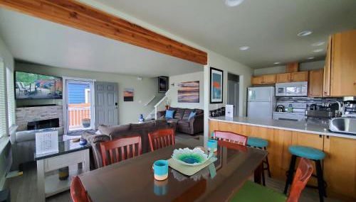 Sunkissed 3BR beach getaway - dog-friendly fenced yard, firepit, glimpse ocean views, near beach access, sleeps 8 - Foto 5