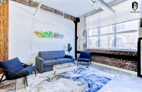 The Stallion #106 - Walk to Museums, Luxe Loft with free gated parking - Foto 1