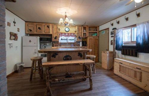 Black bear cabin with blow up hot tub - Foto 12