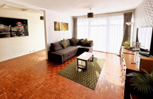 Spacious Family Bungalow with Garden for up to 7 - Photo 10