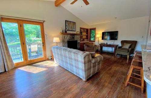 O8 Renovated Forest Cottage Townhome with great Mt Washington views fast wifi Walk to skiing - Foto 57