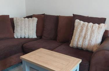 Beautiful 4-Bedroom House with Private Garden & Parking - Foto 28