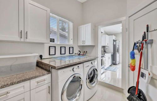 Waterfront Oasis w/ Enclosed Pool! - Foto 59