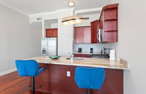 Lavish 1BR with Pool & Gym Access - Foto 18