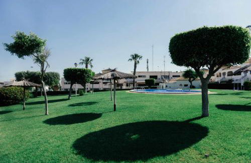 Stunning 2 bedroom apartment with Pool View - Photo 10