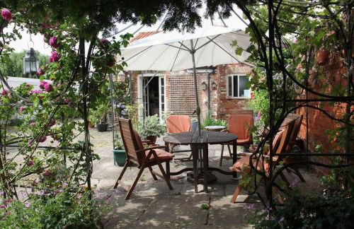 The Writer's Studio (stylish garden guesthouse) - Foto 24