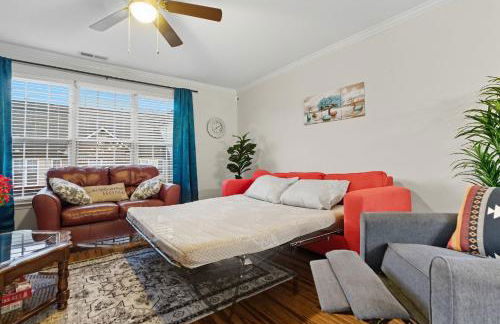 Entire home in prime Raleigh with community pool, dog park and golf course - Photo 4