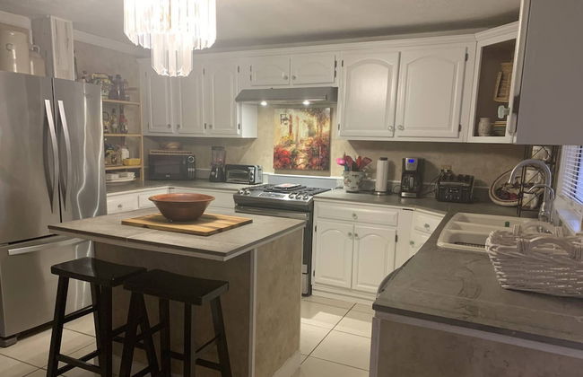 The Secret Garden Home Close to Beach, Shops, Restaurants, Pet Friendly, Close to Lucerne Ave! - Foto 13