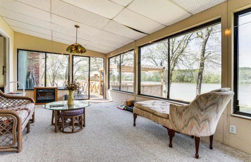 Love Lake Retreat with Hot Tub in New Richmond! - Foto 26