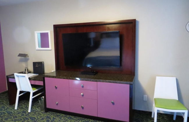 7 Springs Inn & Suites - Photo 10