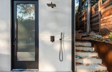 Modern Oasis w Pool Hot Tub Rooftop Deck Home Theater Mariposa Retreat by AvantStay - Foto 51