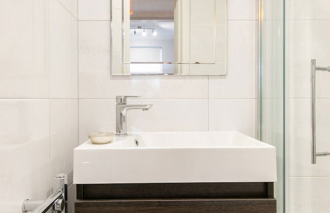 Room in Apartment - 12 Helena Luxury Serviced Apartment - Photo 17