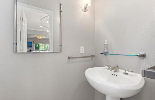 Heart of Cherry Creek Group Retreat Hot Tub - Foto 49