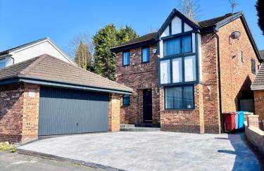 Luxury 5BR Stay With City Access - Photo 1