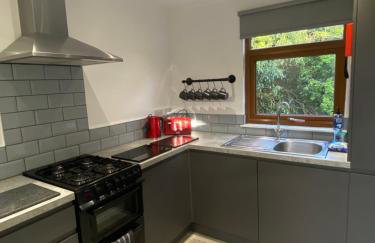 POPPY LUXURY LODGE Sleeps 8 at Fairview Farm, Ravenshead, Nottingham Near Sherwood Forest, Dog Friendly, Farm Stay great for wedding groups, families, Hen Do's, friends gatherings with amazing views - Foto 16