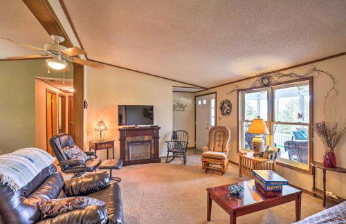 Finger Lakes Retreat with Sunroom, Fire Pit and BBQ! - Foto 6