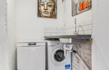 3 Bedroom Country Cottage with Private Garden - Photo 17