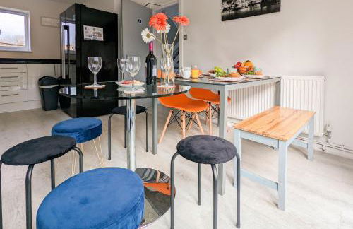 5-Bedroom Budget Contractor House with 10 Beds Free Parking and Free WiFi - Outfield Homes by Your Lettings Short Lets & Serviced Accommodation Peterborough - Photo 12